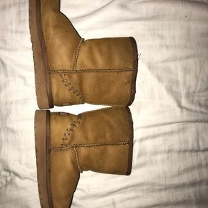Girls Ugg Size 2